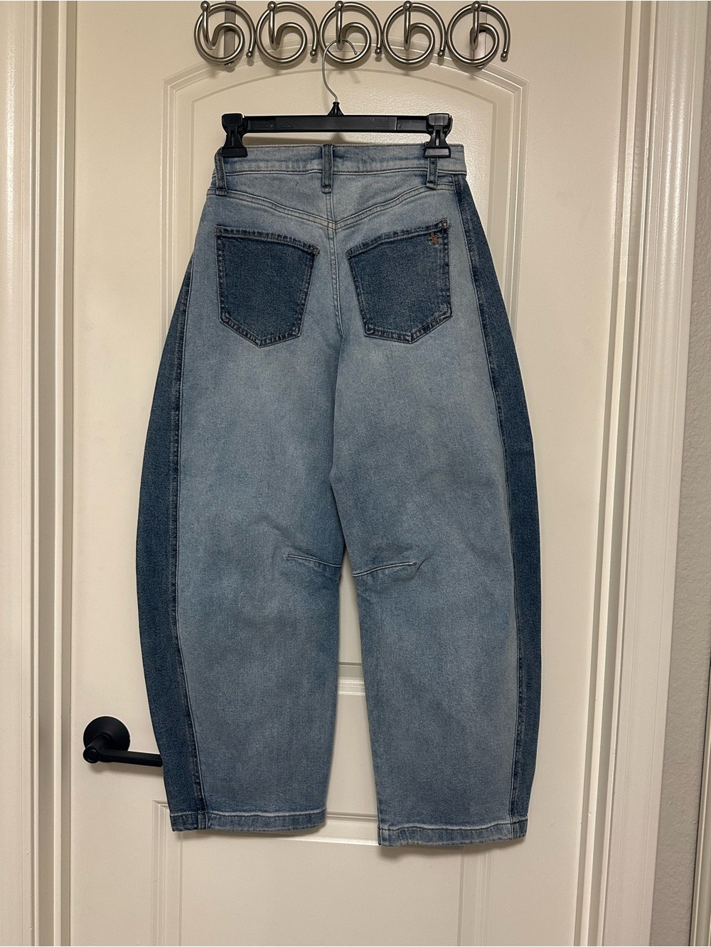 SOLD**** FRAYED Two Tone Barrel Ankle Jeans with Side Bow Detail size 24 - Picture 5 of 8